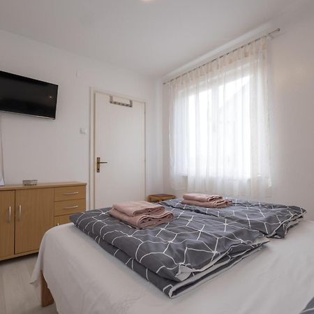 Apartments Lovorik クルク エクステリア 写真